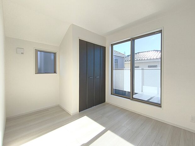 【居室】大きな窓からはお陽さまの光や爽やかな風をたっぷり取り込めます。室内はいつも明るい印象なので気持ちの良い朝を迎えられます。毎日の生活も明るくなりそう。
