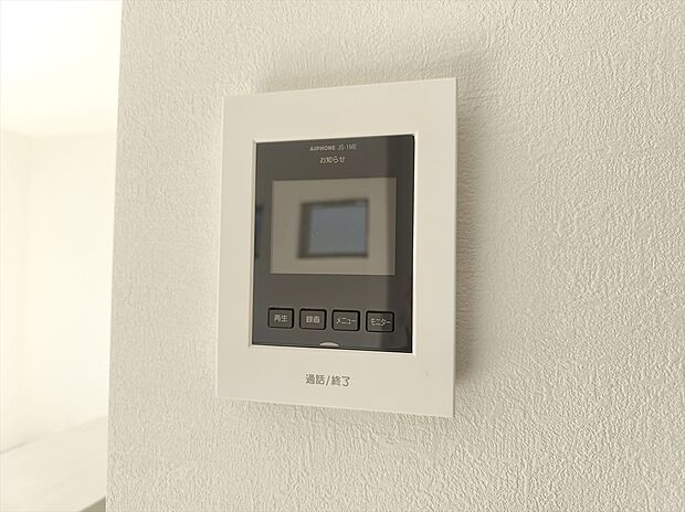 【【モニター付きインターホン】】玄関を確認しなくても誰が来たのかすぐわかります。訪問者を確認してから会話することができますので安心して対応できます。