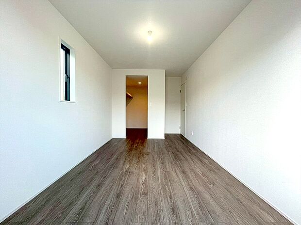 【居室】明るく開放感のある洋室。十分にお一人で快適に過ごせる空間となっております。趣味や勉強などに励めます。
