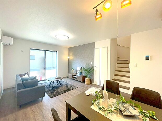 【リビング】家族団らんの時間も増えそうなくつろぎのLDK。ご家族との会話を中心に考えた一体感のある間取りになっております。陽光をしっかり取り入れた、明るく広々としたリビング空間。家族団欒の場に最適。