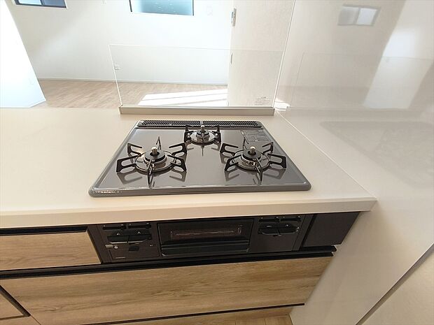 【3口ガスコンロ】コンロは３口式のグリルです。たくさんの料理が同時に作れちゃいますね。
