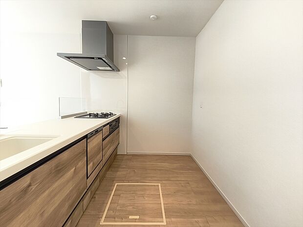 【キッチン】食器洗浄乾燥機、ビルトイン浄水器が装備された対面式カウンターキッチン。リビングが見渡せる設計は、小さなお子様がいるご家庭でも料理をしながら様子が伺える安心設計