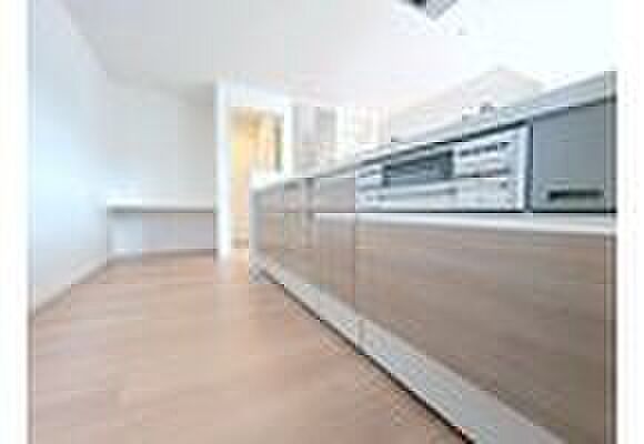 【キッチン】汚れ、キズ、衝撃、熱に強く清潔感のある人造大理石TOPのカウンターキッチンを採用。隙間の無いなめらか一体型シンクなのでお手入れも簡単。食器洗浄乾燥機、浄水器内蔵シャワー水栓採用
