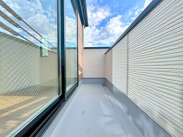 【バルコニー】お洗濯ものや布団を干したりするのに十分なスペースを取ったバルコニーは大変便利です。