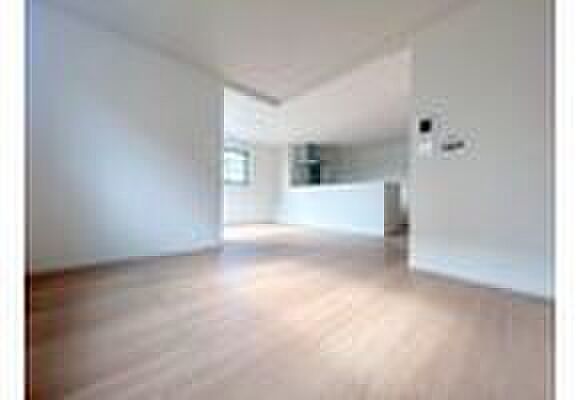 【リビング】陽光ふりそそぐ明るいリビング。対面式キッチンは、家事をしながら家族の様子が一目でわかる安心＆便利設備
