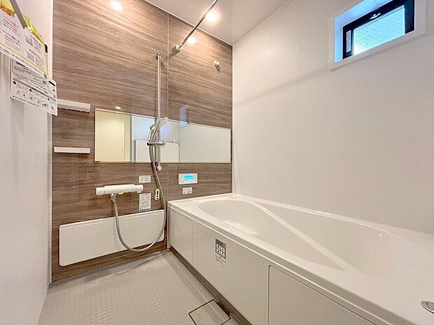 【浴室】一日の疲れを癒しながら、お子様と一緒にバスタイムも楽しめる清潔感あふれる浴室です。浴室は換気・乾燥・暖房機能付きなので、雨の日のお洗濯や寒い冬でも1年中快適です。