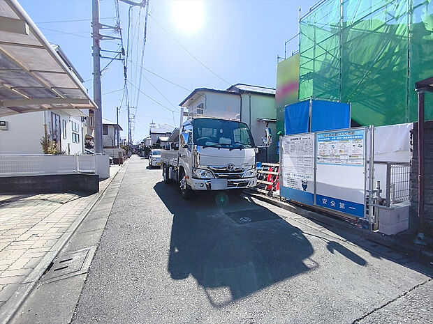 【前面道路含む現地写真】建物の基礎・構造といった目には見えにくい部分もしっかりこだわったお家です。安心して永くお住まいいただけます。