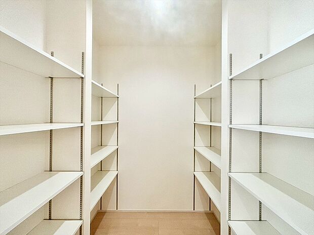 【パントリー】パントリー付き！片づけやすく、キッチンはいつもスッキリ！広々と使うことができます。
