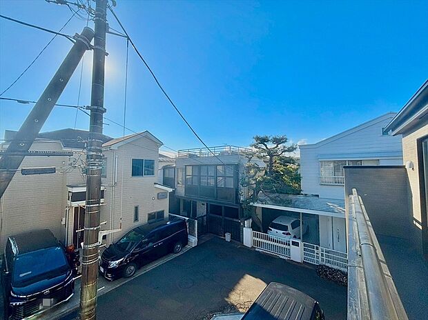 【眺望】たっぷりの陽光と心地よい風が舞い込むバルコニー。たくさんのお洗濯物も一気に片付きます！
