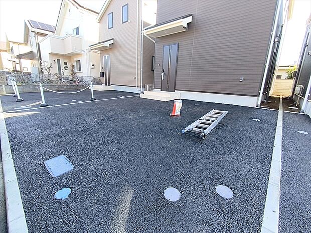 【カースペース】カースペースはコンクリート仕上げ。雨の日も足元は気になりません！