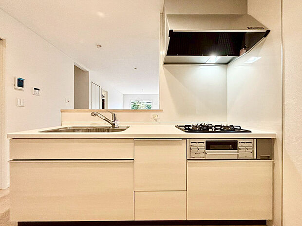 【キッチン】ご家族との会話を楽しみながらお料理のできる対面キッチン。ワイドシンクで調理スペースも広々とお使いになれます