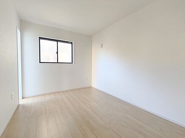 【ペアガラス】夏は室内に入る太陽の日射熱をカットし、冬は室内熱を外に逃がしにくくするため、冷暖房効率を高めます。