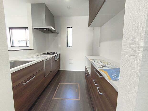 【キッチン】キッチンからリビング全体を見渡せるので、小さなお子様がいらしても様子を見ながら家事ができますね。
