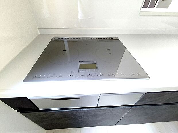 【IHコンロ】凹凸が少ないフラットトップなのでお掃除もラクラクです。