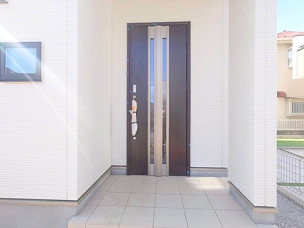 【玄関カードキー】ボタンを押して、カードキーやタグキーを“かざす”だけで施解錠！荷物を抱えながら、「カギはどこにしまったのかしら」そんな面倒がなくなります。
