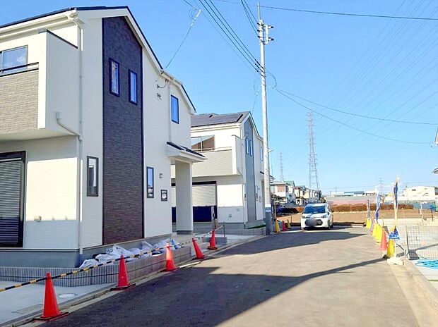 【前面道路含む現地写真】緑の潤いと開放感を感じられる静かで落ち着いた住環境です。