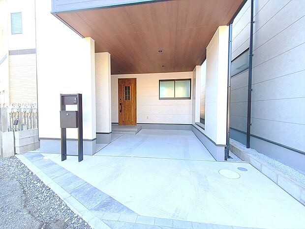 【駐車場】ビルトインのカースペースは雨風から大切な愛車を守ってくれます。