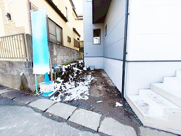 【駐車場】運転がちょっと苦手な方も余裕をもって駐車ができるカースペース。お子様の遊び場にもできる魅力の広さです!