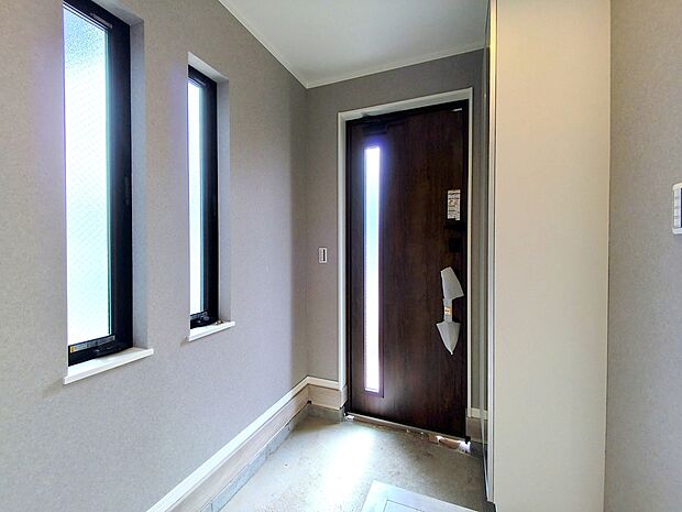 【玄関】玄関は清潔感のある空間にしたいもの。ご家族が多いご家庭にはとても便利なシューズ・イン・クローゼット付きです。