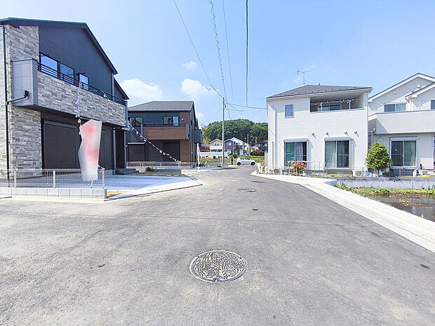 【前面道路含む現地写真】前面道路は約5m。入出庫の際もらくらくです。