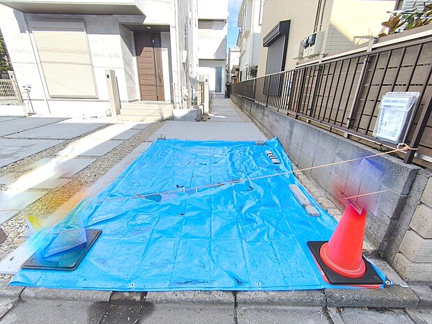 【駐車場】カースペースはコンクリート仕上げ。雨の日でも足元を気にすることなく駐車できます。