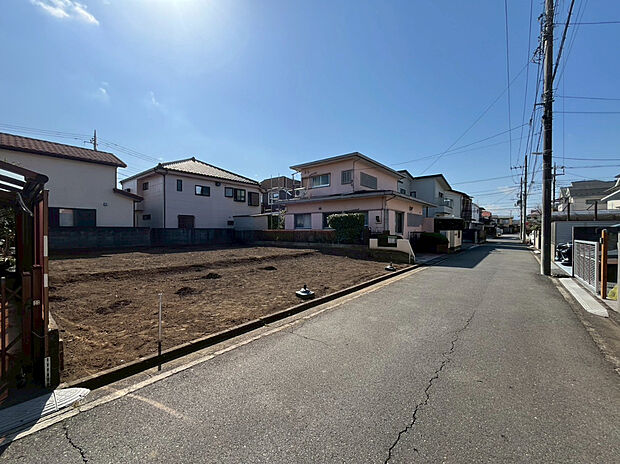 【 現地外観】子育てにも嬉しい、緑豊かな自然が広がる閑静な住宅地、南向きの邸宅です。この機会に是非現地をご覧ください。