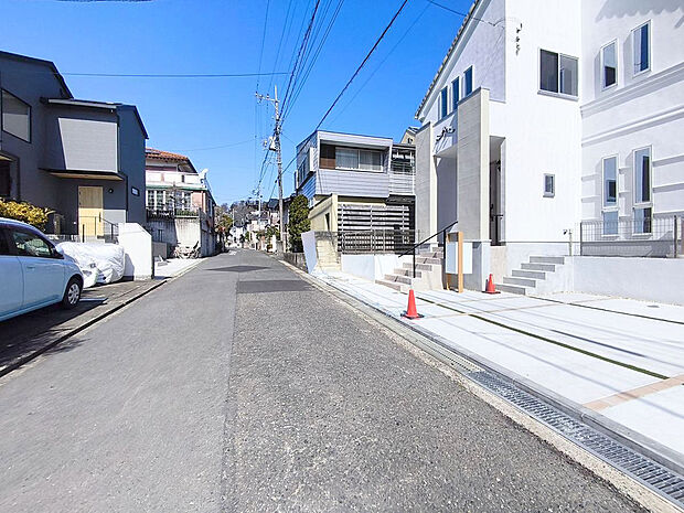 【前面道路含む現地写真】子育てにも嬉しい、緑豊かな自然が広がる閑静な住宅地です。この機会に是非現地をご覧ください。