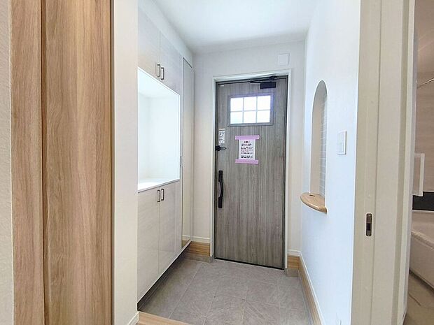 【玄関】玄関は清潔感のある空間にしたいもの。ご家族が多いご家庭にはとても便利なたっぷり収納できるシューズボックス付きです。