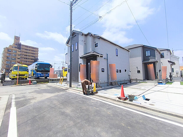 【前面道路含む現地写真】周囲にはスーパーをはじめとした買い物施設も揃っています。住みやすさと利便性を兼ね備えた環境です。