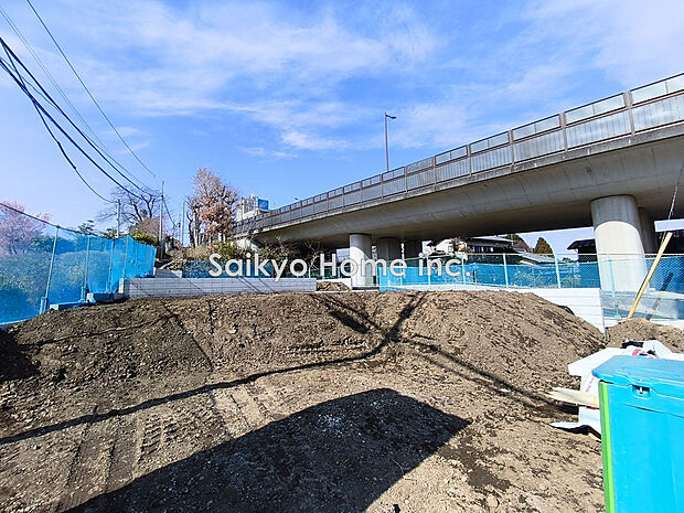 【現地外観】周囲にはスーパーをはじめとした買い物施設も揃っています。住みやすさと利便性を兼ね備えた環境です。