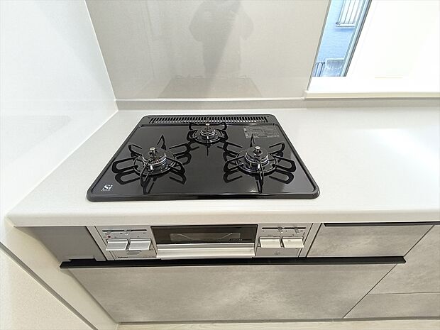 【3口ガスコンロ】 凹凸が少ないフラットトップなのでお掃除もラクラクです。
