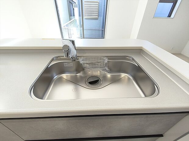 【浄水器】浄水器付きでいつでもおいしい水をいつでも手軽に使えます。飲み水やお料理にも安心ですね。
