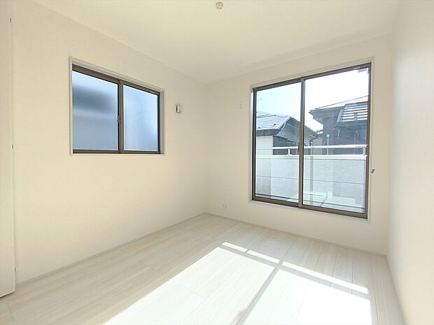 【ペアガラス】夏は室内に入る太陽の日射熱をカットし、冬は室内熱を外に逃がしにくくするため、冷暖房効率を高めます。