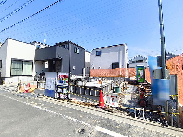 【現地外観写真】穏やかな雰囲気漂う、緑と調和した街並みに建つ新築一戸建て。