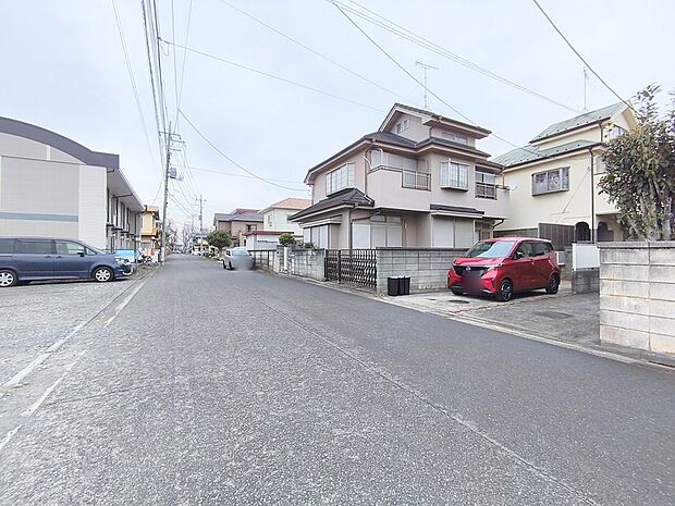 【前面道路】前面道路は車通りも少なく、お子さまのいるご家庭でも安心ですね。