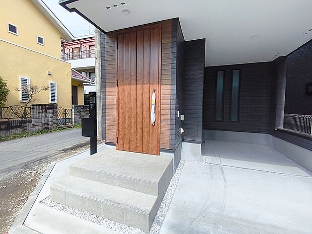 【玄関】玄関はおうちの顔です。いつも明るくキレイな状態でご家族の帰りをお待ちします。