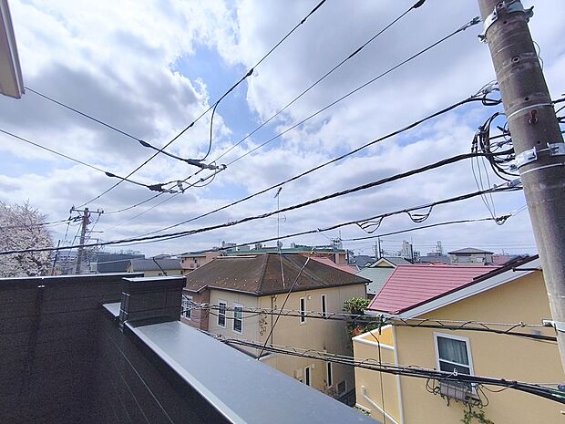 【住戸からの眺望】明るい採光と通風が望めるバルコニーからの眺望!静かな住環境を再認識させられます。