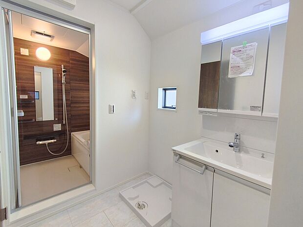 【洗面所】サニタリースペースには窓が備えられております。毎朝の身支度も、陽の光差し込む明るい空間で、快適にお使い頂けそうです。