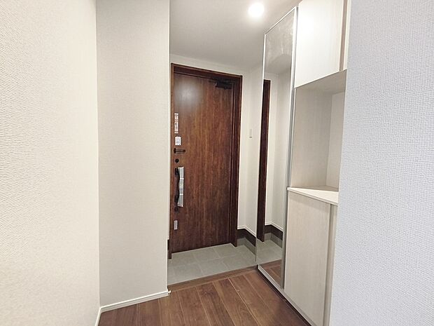 【玄関】玄関は清潔感のある空間にしたいもの。ご家族が多いご家庭にはとても便利なたっぷり収納できるシューズボックス付きです。