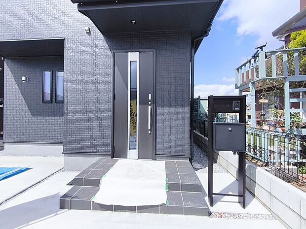 【玄関】玄関はおうちの顔です。いつも明るくキレイな状態でご家族の帰りをお待ちします。
