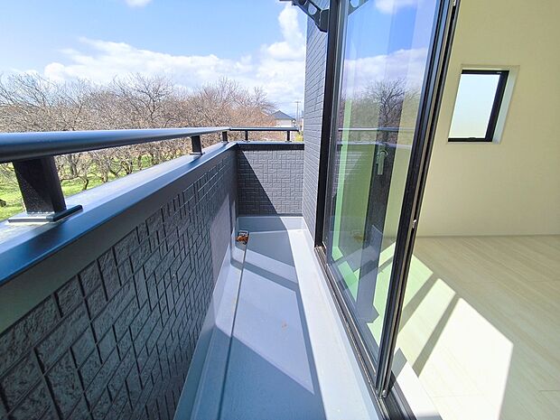 【バルコニー】陽当りの良いバルコニー。心地よい風が吹き込み洗濯物だけでなく、お布団もふっかふかです。