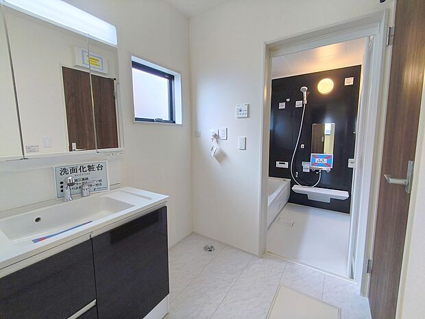 【洗面所】サニタリースペースには窓が備えられております。毎朝の身支度も、陽の光差し込む明るい空間で、快適にお使い頂けそうです。
