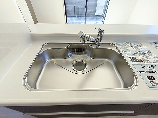 【浄水器】浄水器付きでいつでもおいしい水をいつでも手軽に使えます。飲み水やお料理にも安心ですね。
