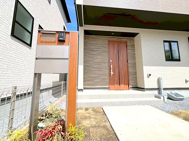 【玄関】お家に出会う人々を出迎える玄関先だからこそ、広々清潔感あふれる空間にしたいもの。毎日明るい空間をキープします。