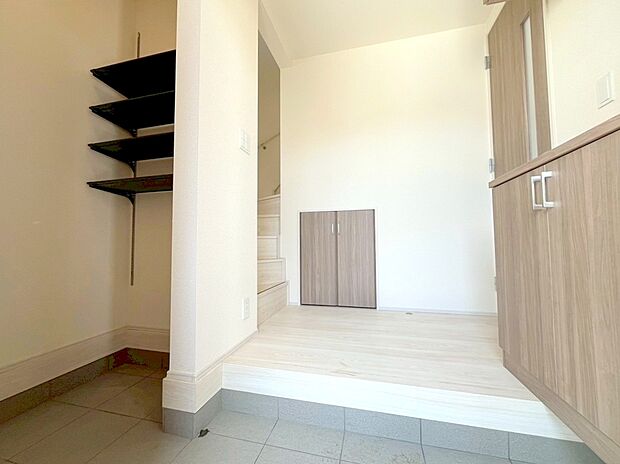 【玄関】お家に出会う人々を出迎える玄関だからこそ、広々清潔感あふれる空間にしたいもの。採光・通風にも配慮された開口部を設ける事で、毎日明るい空間をキープします。