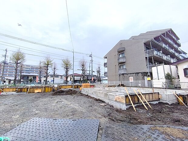 【現地外観写真】建物の基礎・構造といった目には見えにくい部分もしっかりこだわったお家です。安心して永くお住まいいただけます。
