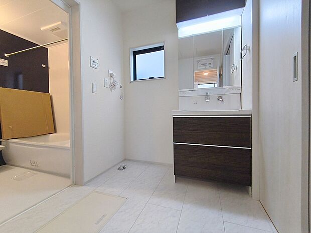 【洗面所】大きな三面鏡がついた洗面化粧台。鏡の裏にも収納があり洗面台がすっきりと片付きます。朝の身支度にも大変便利です。