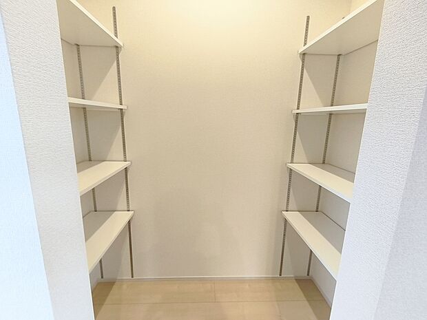 【【パントリー 】】食材や調理器具もこちらにキープ！管理しやすく！お部屋もスッキリ！