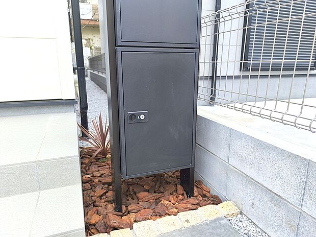 【【宅配ＢOX】】不在中でも荷物が受け取れる宅配ボックス。安心してお出かけが出来ますね！
