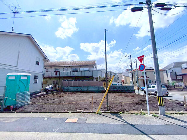 【現地外観写真】外壁にサイディング利用で、長く住んでも汚れにくい特徴があります。「ずっと住み続ける家」を実現した邸宅です。